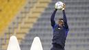 Kiper Amerika Serikat Sean Johnson berpartisipasi dalam sesi latihan resmi menjelang matchday 2 Grup B Piala Dunia 2022 kontra Inggris, di Stadion Al-Gharafa SC, di Doha, Kamis (24/11/2022). Piala Dunia 2022 adalah ajang ketiga bagi AS dan Inggris bertemu di pesta sepak bola terbesar sejagad. (AP Photo/Ashley Landis)