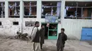 Pemilik toko mengamati jendela yang pecah akibat ledakan bom bunuh diri ledakan di Kabul, Afghanistan, Selasa (19/4). Suara ledakan terdengar dan mengguncang kaca jendela hingga radius beberapa mil. (REUTERS/Omar Sobhani)