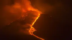 Lava mengalir dari Gunung Etna seperti yang terlihat dari Milo, Sisilia, Italia, Senin (9/8/2021). Gunung berapi paling aktif di Eropa tersebut menyemburkan abu vulkanik dan lava pijar ke sekitar area berpenduduk padat di lerengnya. (AP Photo/Salvatore Allegra)