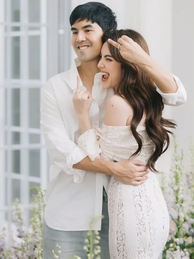 Davika Hoorne saat Dilamar Secara Resmi oleh Ter Chantavit. [@davikah]