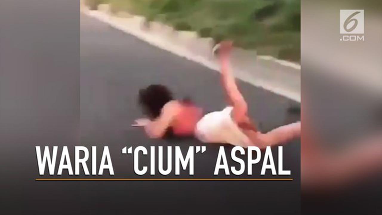 VIDEO: Kocak, Rekaman Waria 'Cium' Aspal