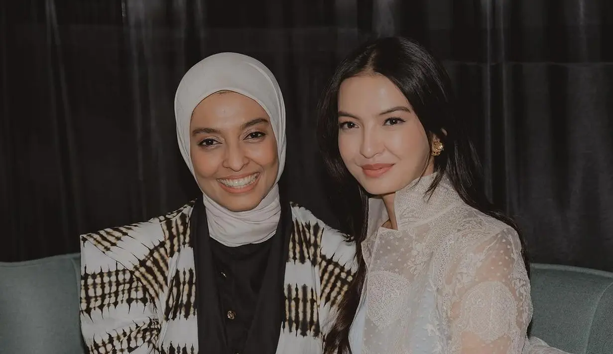 Raline Shah tampil dengan busana etnik yang netral bernuansa biru langit dan nude. [@ralineshah]