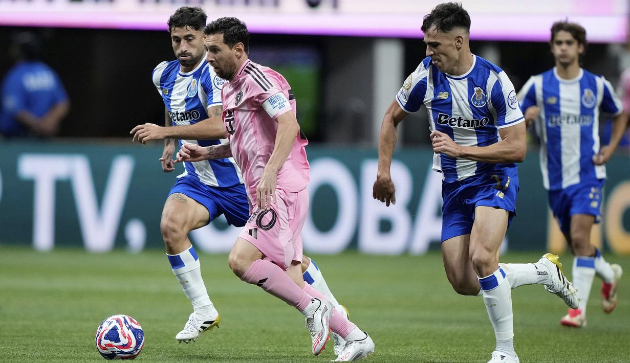 Pemain Inter Miami, Lionel Messi menggiring bola melewati sejumlah pemain FC Porto dalam laga Grup A Piala Dunia Antarklub 2025 di Mercedes-Benz Stadium, Atlanta, Amerika Serikat, Jumat (20/06/2025) WIB. (AP Photo/Brynn Anderson)