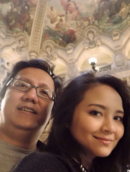 Penyanyi dengan suara khas, Gita Gutawa memang menuruni bakat sang ayah, Erwin Gutawa, di bidang musik. (via instagram/@gitagut)