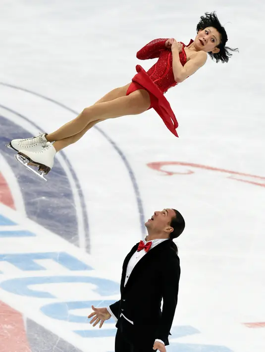 Atlet Ice skating Rusia ,Yuko Kavaguti and Alexander Smirnov beraksi selama ikuti kejuaraan skating kategori berpasangan dalam ISU Grand Prix, Moskow, Rusia, Jumat (20/11). Mereka merebutkan Piala Rostelekom. (AFP PHOTO/YURI KADOBNOV)