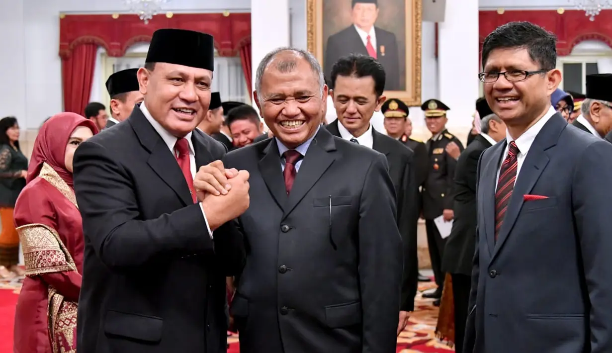 Ketua KPK periode 2019-2023 Firli Bahuri (kiri) bersalaman dengan Ketua KPK periode 2015-2019 Agus Rahardjo usai pelantikan di Istana Negara, Jakarta, Jumat (20/12/2019). Upacara pelantikan lima pimpinan KPK periode 2019-2023 dipimpin langsung Presiden Joko Widodo. (Foto: Biro Pers Setpres)