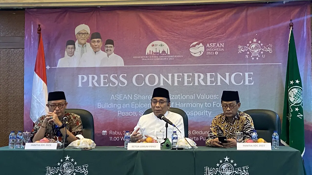 Ketua Umum PBNU Yahya Cholil Staquf saat menggelar konferensi pers persiapan ASEAN Conference on Intercultural and Interreligious Dialogue di Kantor PBNU, Jakarta Pusat. (Liputan6.com/Radityo Priyasmoro)