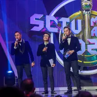 SCTV kembali menggelar ajang tahunan untuk memberikan penghargaan untuk insan musik Tanah Air. Malam puncak SCTV Music Awards 2023 itu dipandu oleh Raffi Ahmad, Ben Kasyafani dan Ruben Onsu di gelar Selasa (9/5/2023) malam di Studio Emtek City, Daan Mogot, Jakarta Barat. Berikut beberapa potret para peraih penghargaan. [Foto: Muhammad Akrom Sukarya/© KapanLagi.com]