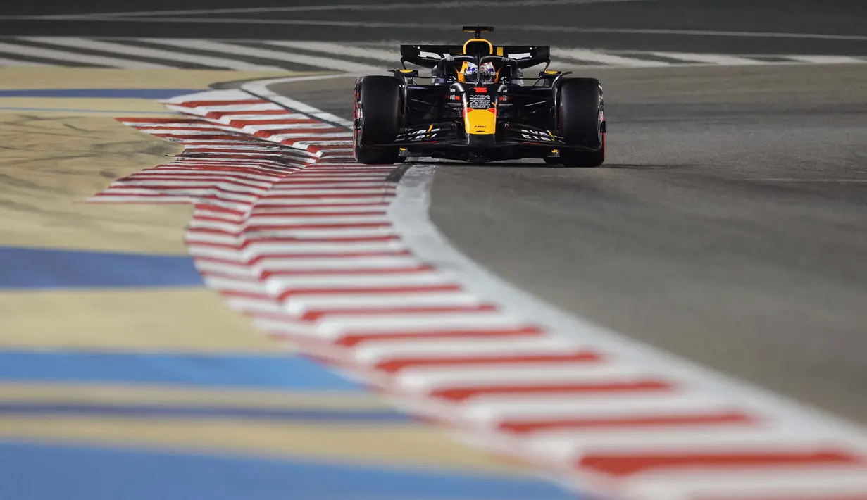 Pembalap Red Bull Racing asal Belanda, Max Verstappen melaju dalam sesi latihan kedua Grand Prix Formula1 Bahrain di Sirkuit Internasional Bahrain, Sakhir pada 29 Februari 2024. (Giuseppe CACACE/AFP)