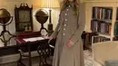 Ia nampak kenakan mantel dress abu-abu yang elegan dipadu dengan boot heels hitam [@tiffanytrump]