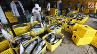 Nelayan memindahkan ikan laut hasil tangkapan di Pelabuhan Muara Angke, Jakarta, Kamis (26/10). Kementerian Kelautan dan Perikanan (KKP) menyatakan hasil ekspor perikanan Indonesia menunjukkan peningkatan. (Liputan6.com/Angga Yuniar)