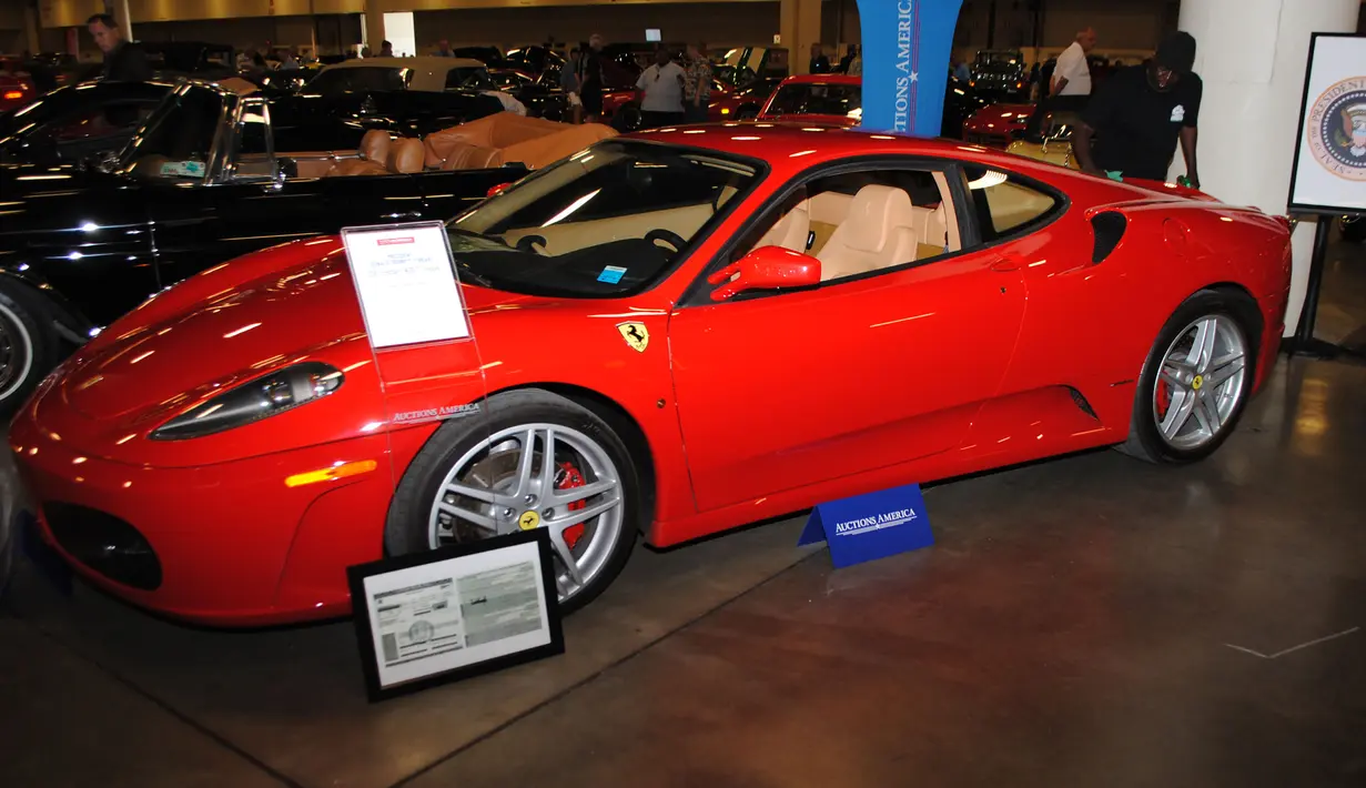 Sebuah mobil Ferrari F430 yang pernah menjadi milik Presiden Donald Trump dipamerkan oleh Auctions America di Florida, 31 Maret 2017. Mobil yang dilelang pada 1 April kemarin itu terjual seharga 270.000 dolar AS atau sekitar Rp3,6 miliar (LEILA MACOR/AFP)