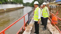 Presiden Joko Widodo (Jokowi) ditemani oleh Menteri PUPR Basuki Hadimuljono dan Penjabat (Pj) Gubernur DKI Jakarta Heru Budi Hartono meninjau pembangunan sodetan dari Sungai Ciliwung menuju Kanal Banjir Timur (KBT), Selasa (24/11/2023). Pembangunan sodetan ini merupakan bagian dari program normalisasi Kali Ciliwung yang merupakan upaya penanganan banjir di Ibu Kota. (FOTO: Agus Suparto/Biro Pers Istana Kepresidenan)