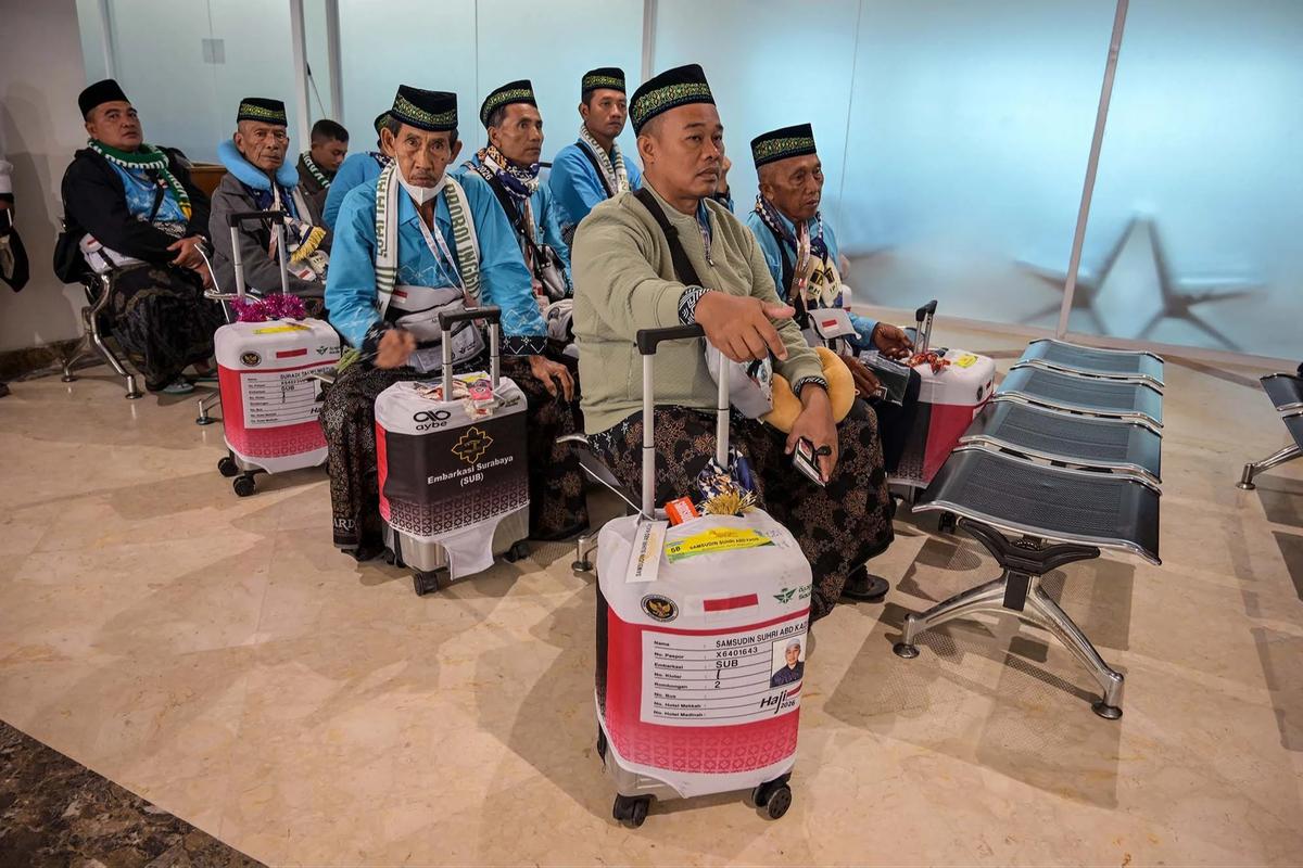 FOTO: Kloter Pertama Jemaah Haji Embarkasi Surabaya Berangkat ke Tanah Suci
