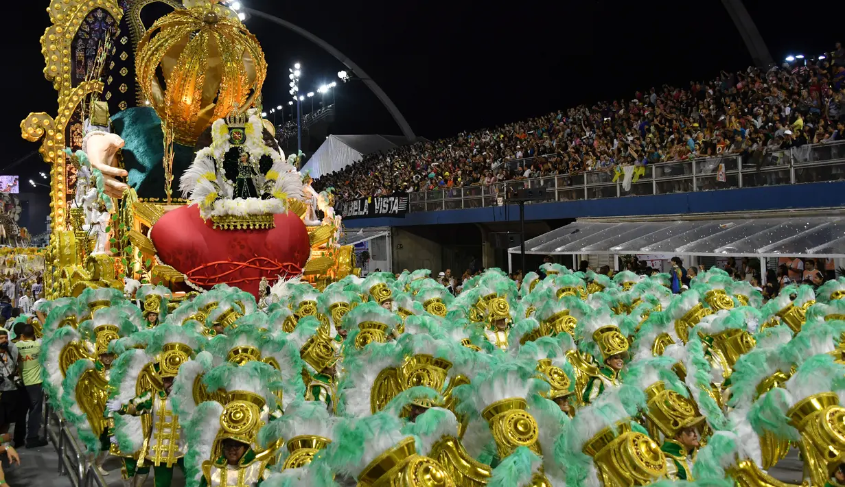 Arak-arakan dari sekolah samba Unidos de Vila Maria saat mengikuti parade karnaval di Sambadrome di Sao Paulo, Brasil (25/2). (AFP/Nelson Almeida)