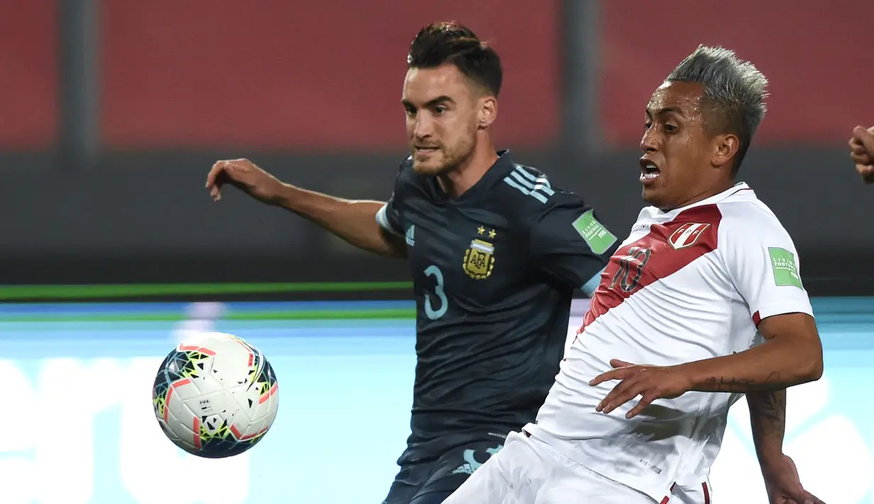 Gelandang Peru, Christian Cueva berebut bola dengan pemain Argentina, Nicolás Tagliafico pada pertandingan kualifikasi Piala Dunia 2022 di Lima, Peru, Selasa (17/11/2020). Argentina menang 2-0 atas Peru. (Ernesto Benavides, Pool via AP)