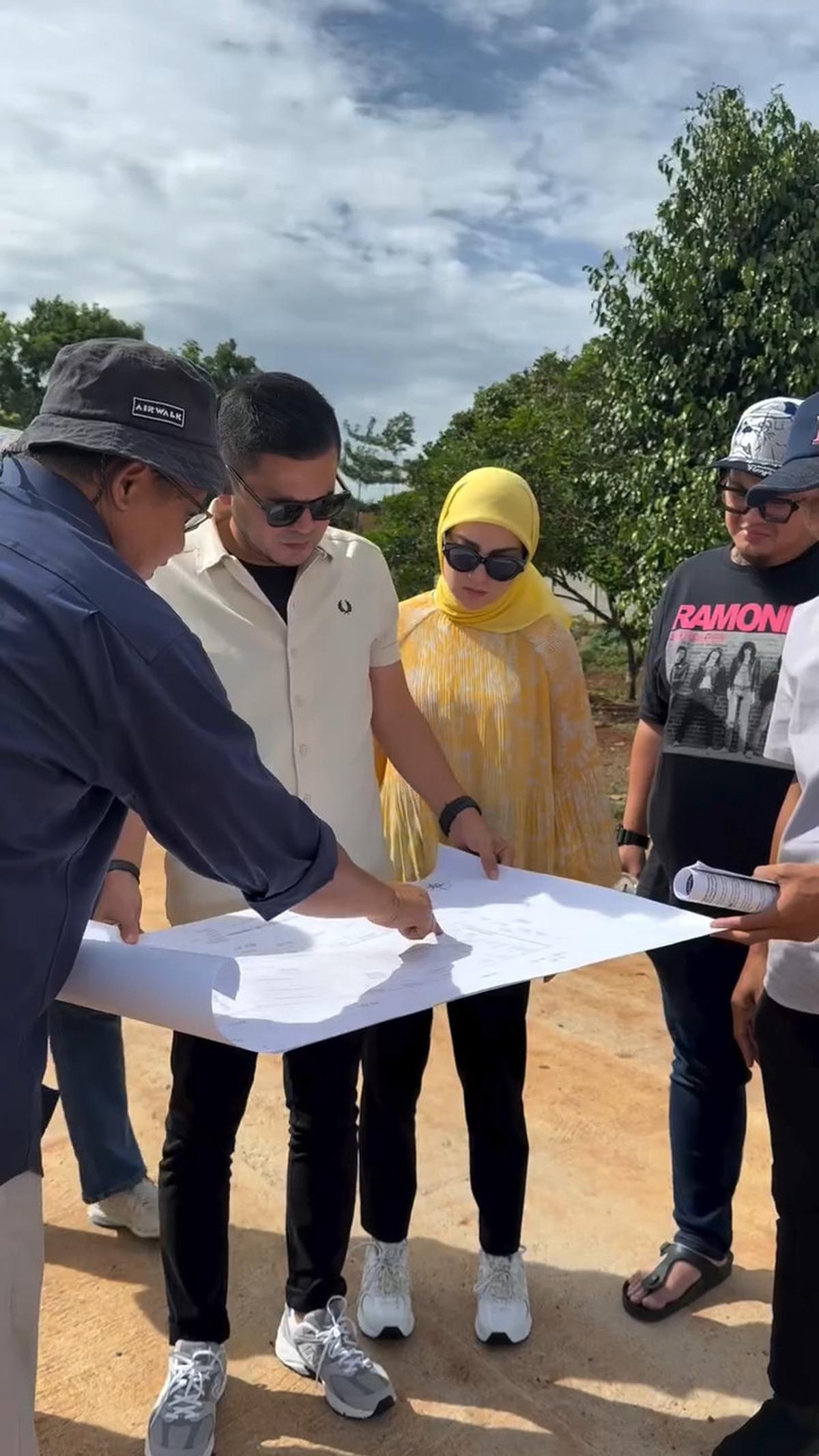 Irish Bella Temani Sang Suami Cek Proyek Baru di Subang