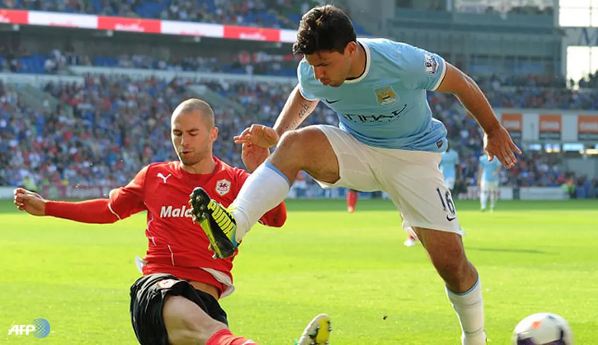Laju bola Sergio Aguero dihadang oleh Matthew Connolly pada pertandingan Liga Inggris antara Cardiff City melawan Manchester City di Stadion Cardiff City, Cardiff Minggu 25 Agustus 2013. (AFP/Andrew Yates)