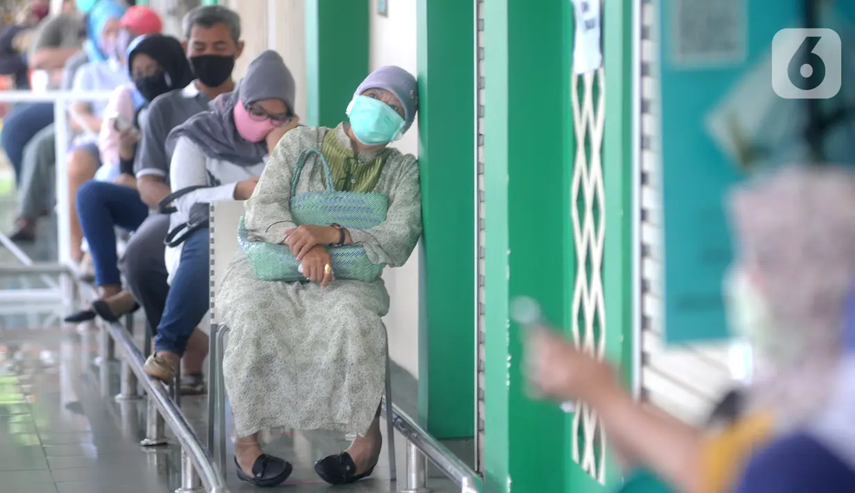 Pengunjung antre dengan menjaga jarak fisik (Physical Distancing) saat menunggu supermarket buka di kawasan Ciputat, Tangerang Selatan, Selasa (14/4/2020). Pemerintah terus mengimbau warga untuk melakukan jarak fisik sebagai tindakan pencegahan penyebaran Corona COVID-19. (merdeka.com/Arie Basuki)