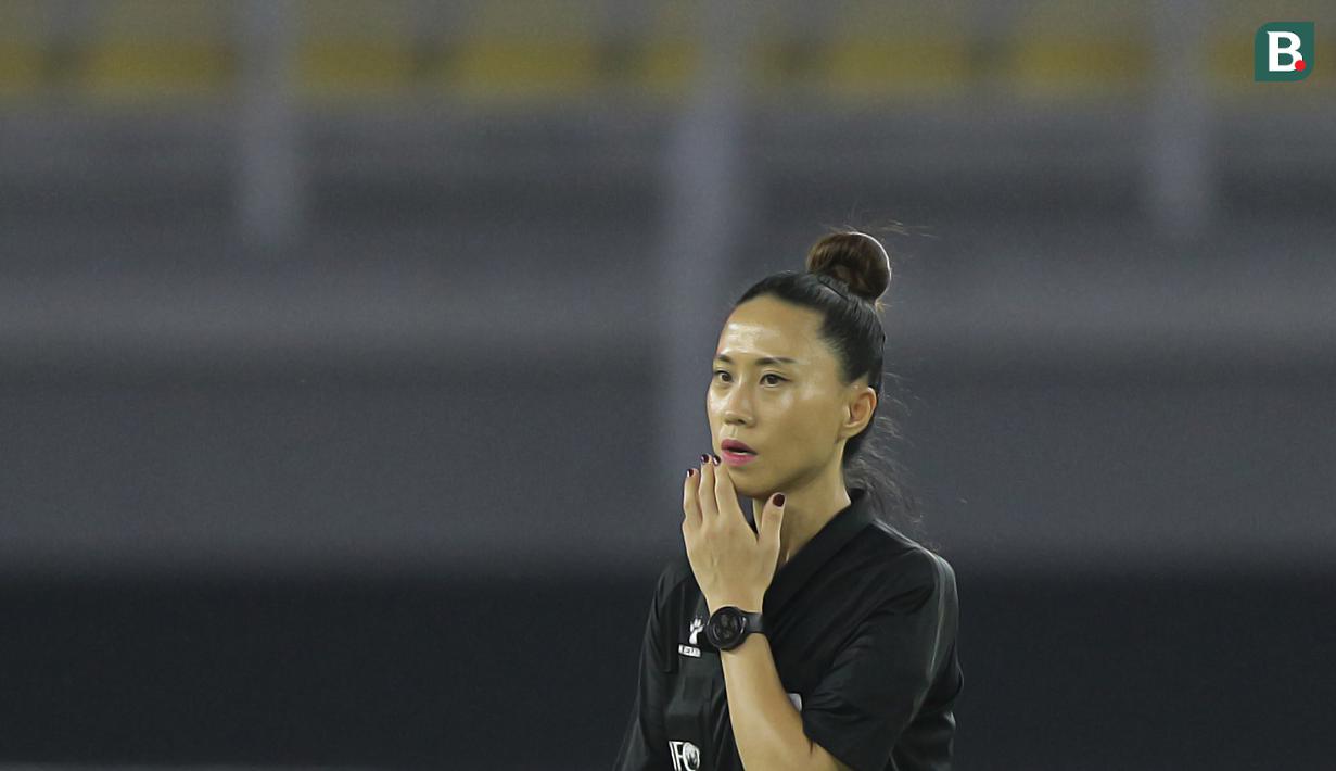 Kim Kyoung-min menjadi satu-satunya bidadari yang berada di lapangan saat pertandingan Timnas Hong Kong U-20 melawan Timnas Indonesia U-20, Jumat (16/9/2022). (Bola.com/Ikhwan Yanuar)