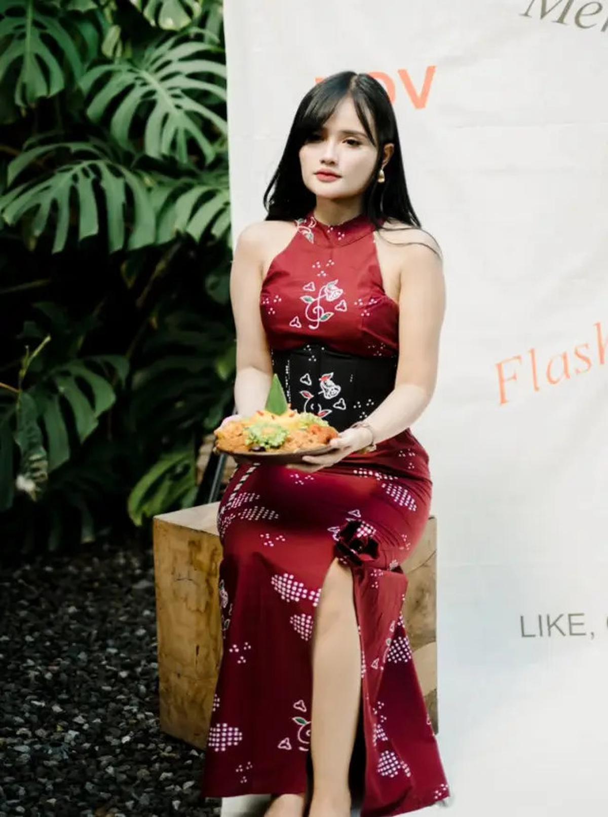 9 Gaya Fanny Soegi dengan Rok Batik, Anggun dan Kekinian