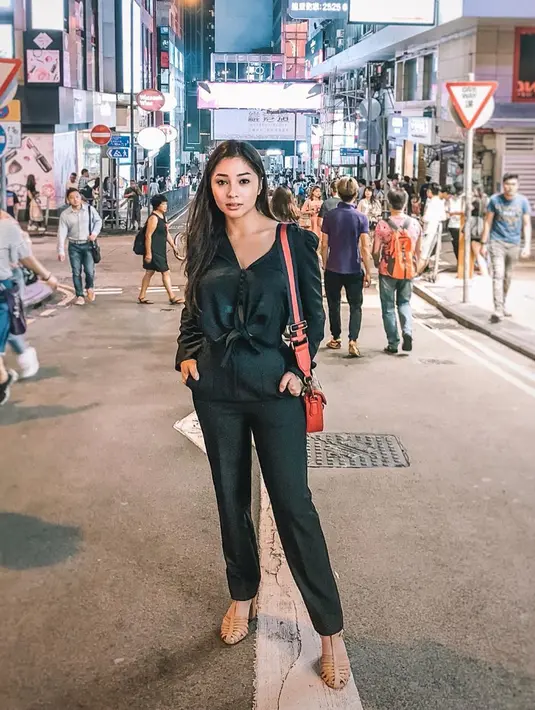 Bintang sinetron, film dan FTV ini memang dikenal punya gaya penampilan menarik. Saat berlibur ia tampil dengan gaya kasual serba hitam. Nikita Willy memilih memakai blouse berwarna hitam yang dipadukan dengan celana senada. 
(Liputan6.com/IG/@nikitawillyofficial94)