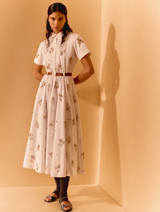 Ada juga sandal selop, mules, dan plaform berbahan kulit. Dihiasi pita feminin yang lembut dan kristal [Miu Miu]