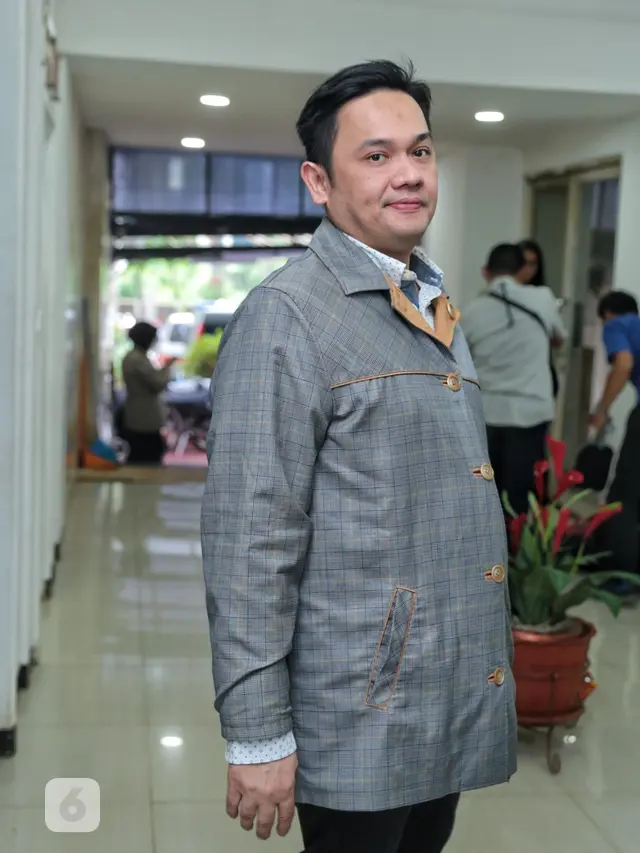 [Bintang] Banyak Pengacara Pamer Kekayaan, Ini Saran Farhat Abbas