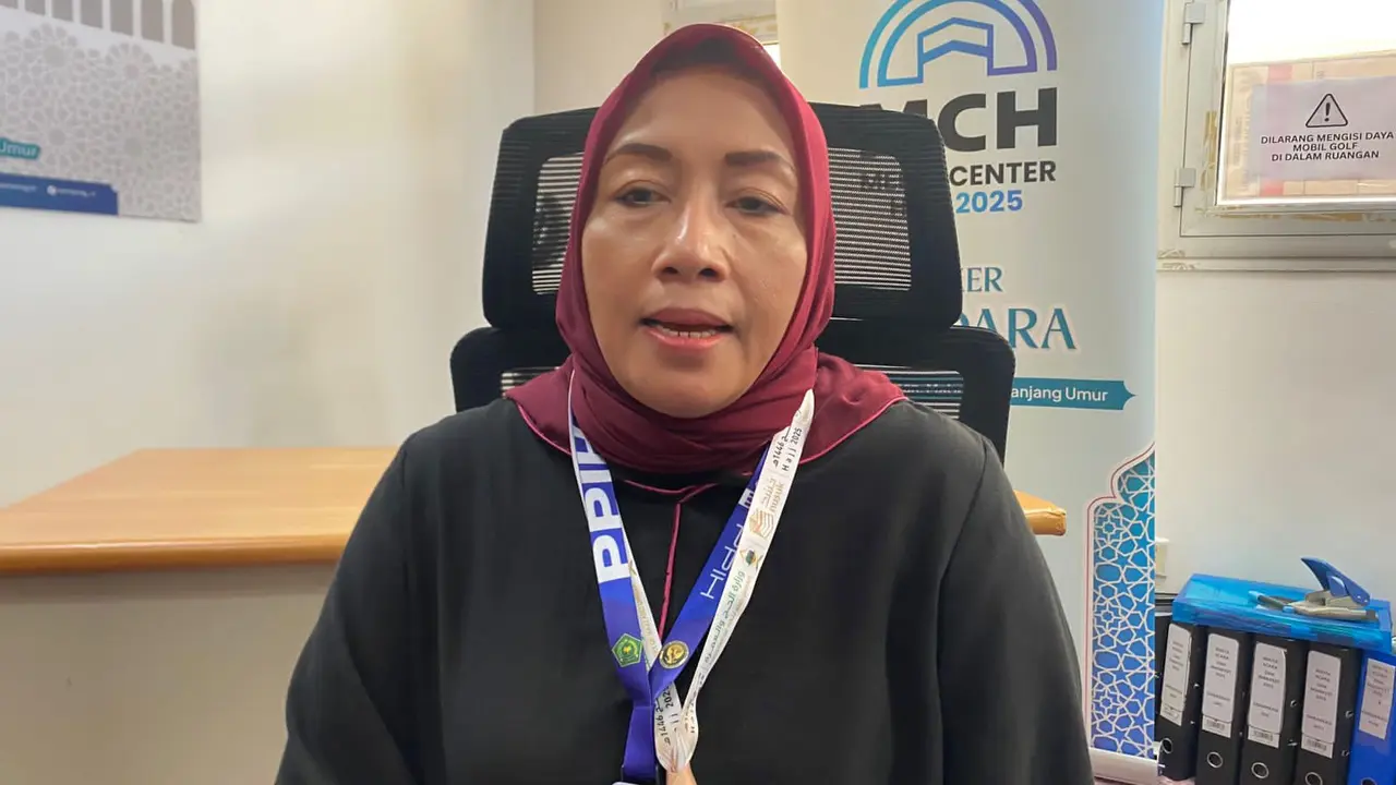Menteri Pemberdayaan Perempuan dan Perlindungan Anak (MenPPPA) Arifatul Choiri Fauzi yang juga anggota Amirul Hajj saat ditemui di Bandara Internasional King Abdulaziz Jeddah, Selasa (10/6/2025). (Liputan6.com/Dinny Mutiah)