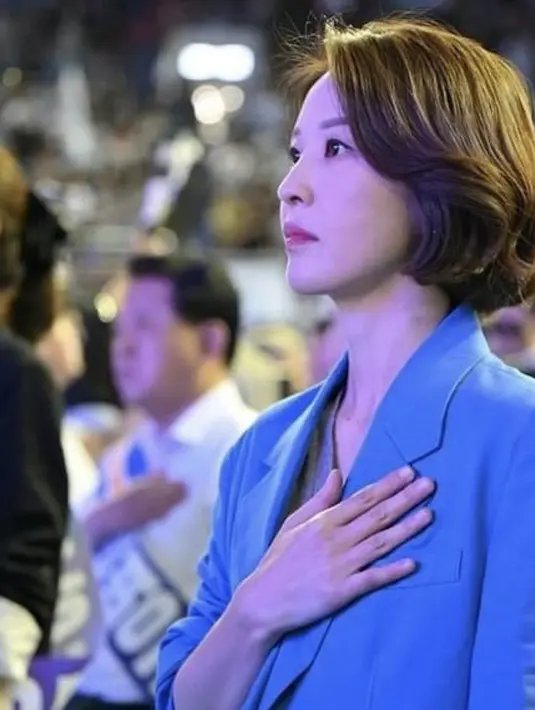 Rambut pendeknya juga mempertegas tampilannya.  [Foto: instagram.com/anngwiryeong]