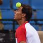 Rafael Nadal saat menyundul bola tenis usai sesi latihan  persiapan ajang Olimpiade Rio 2016 di Olympic park, Rio de Janeiro, (1/8/2016). (AFP/Rober Schmidt)