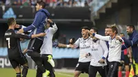 Ekspresi para pemain Real Madrid saat  Cristiano Ronaldo mecetak gol ke gawang Celta Vigo pada lanjutan La Liga di Balaidos stadium, Vigo, Rabu (17/5/2017). Madrid menang 4-1. (AP/Lalo R. Villa)