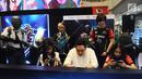 Anggota DPR F-PDIP, Charles Honoris bersama penggiat game Vina Eleast dan Karen Wijaya bertanding game online PUGB mobile dalam turnamen "NXL Mobile Esport Cup 2019" di lantai dasar Mangga Dua Mall, Jakarta, Minggu (17/3). (Liputan6.com/Herman Zakharia)