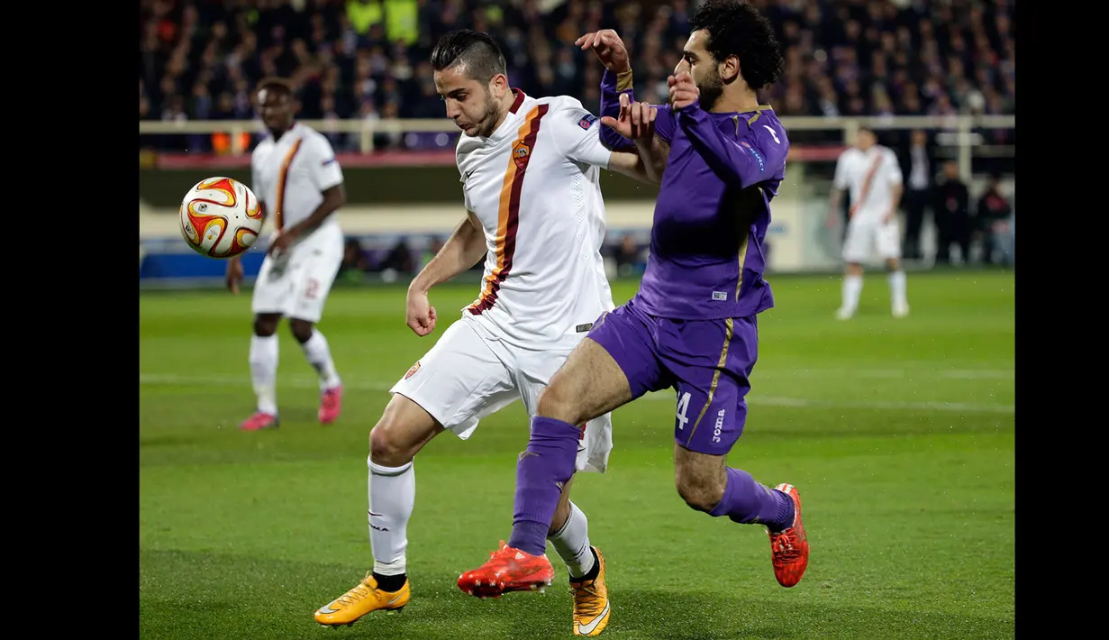 Gelandang Fiorentina, Mohamed Salah (kanan) berebut bola dengan pemain AS Roma Kostas Manolas di leg pertama 16 besar Liga Europa di Stadion Artemio Franchi, Italia, Jumat (13/3/2015). Fiorentina bermain imbang 1-1 dengan AS Roma. (Reuters/Max Rossi)