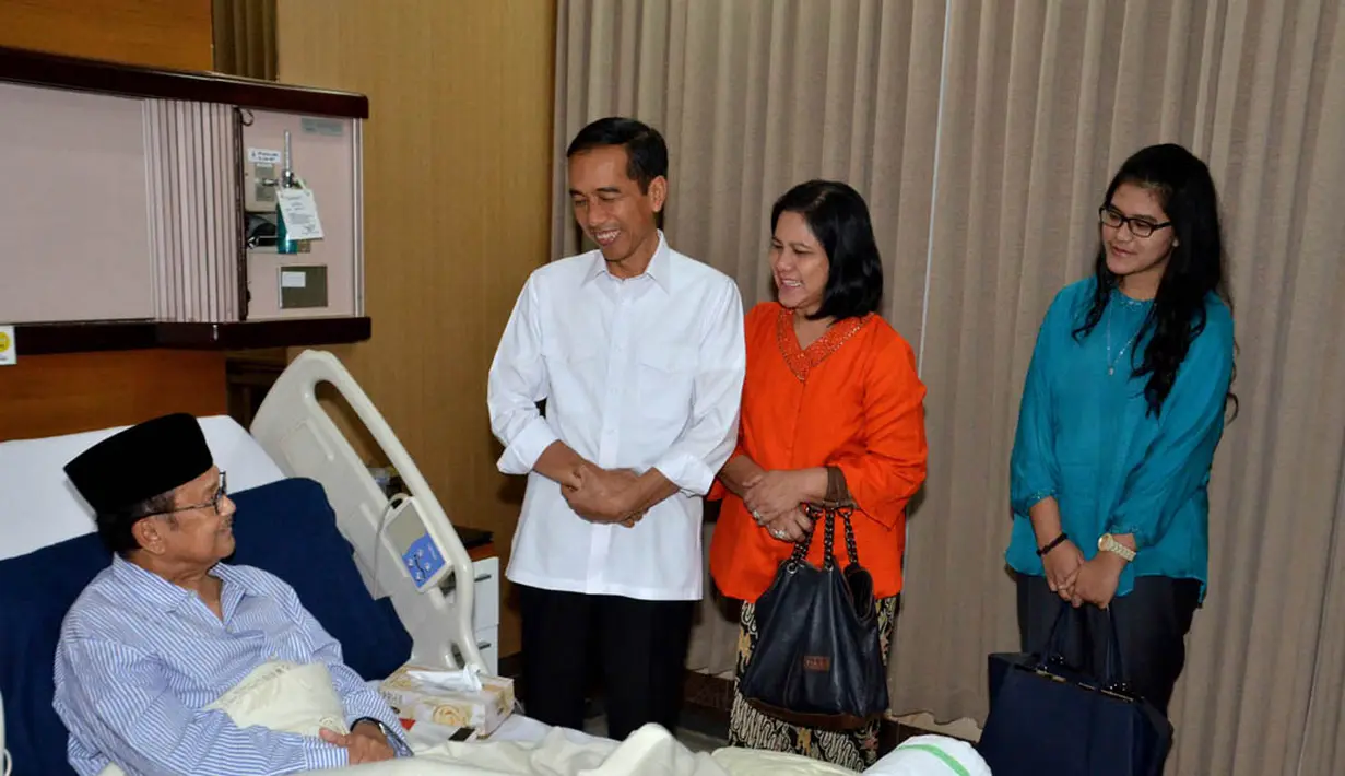 Presiden Joko Widodo (Jokowi) didampingi Ibu Negara, Iriana, bersama putri keduanya, Kahiyang Ayu saat menjenguk BJ Habibie di RSPAD Gatot Soebroto, Jakarta, (28/10/2014). (rumgapres/Agus Suparto)
