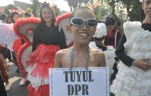 FOTO: Semarak Pawai HUT Kemerdekaan RI ala Pelajar, Diwarnai Gaya Kocak Tuyul 'DPR