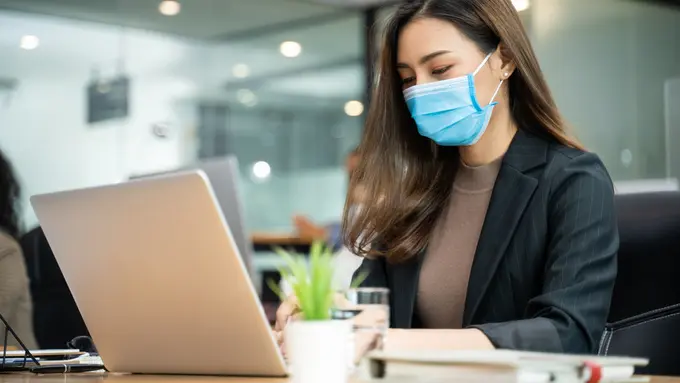 Pakai Masker Seharian Bikin Napas Bau Tak Sedap Mengganggu? Itu Sih Dulu…