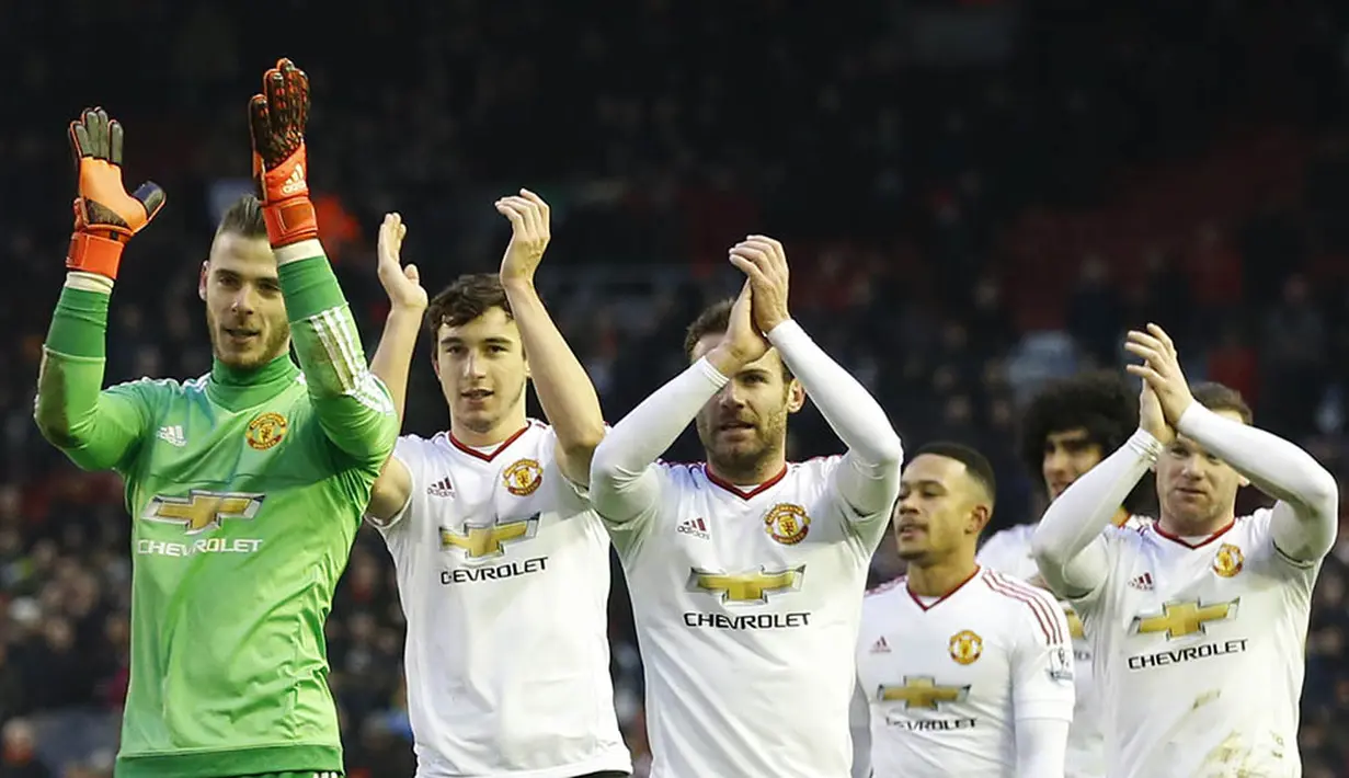 Para pemain MU menyapa fans usai sukses menaklukan Liverpool pada laga Liga Premier Inggris di Stadion Anfield. Kini Setan Merah berjarak tujuh poin dengan pimpinan klasemen, Arsenal. (Reuters/Carl Recine)