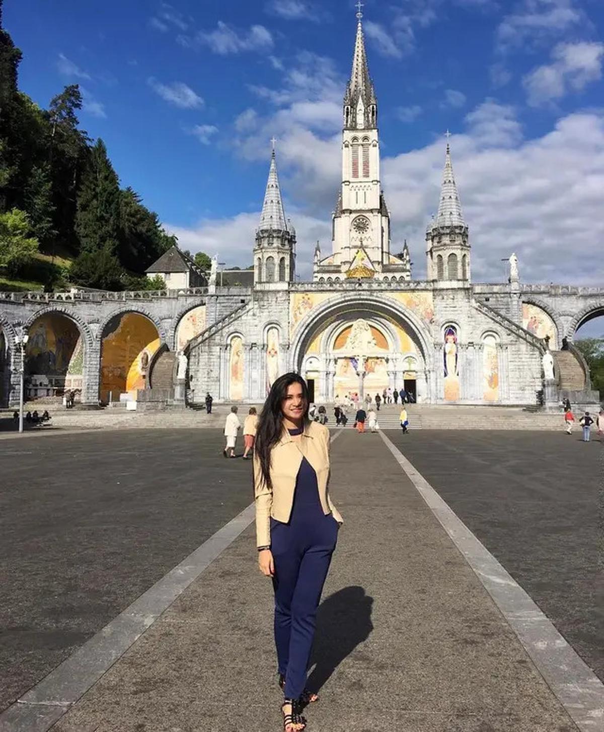 10 Outfit Liburan ala Maria Vania, dari Smart Casual hingga Preppy Modern yang Pas Banget