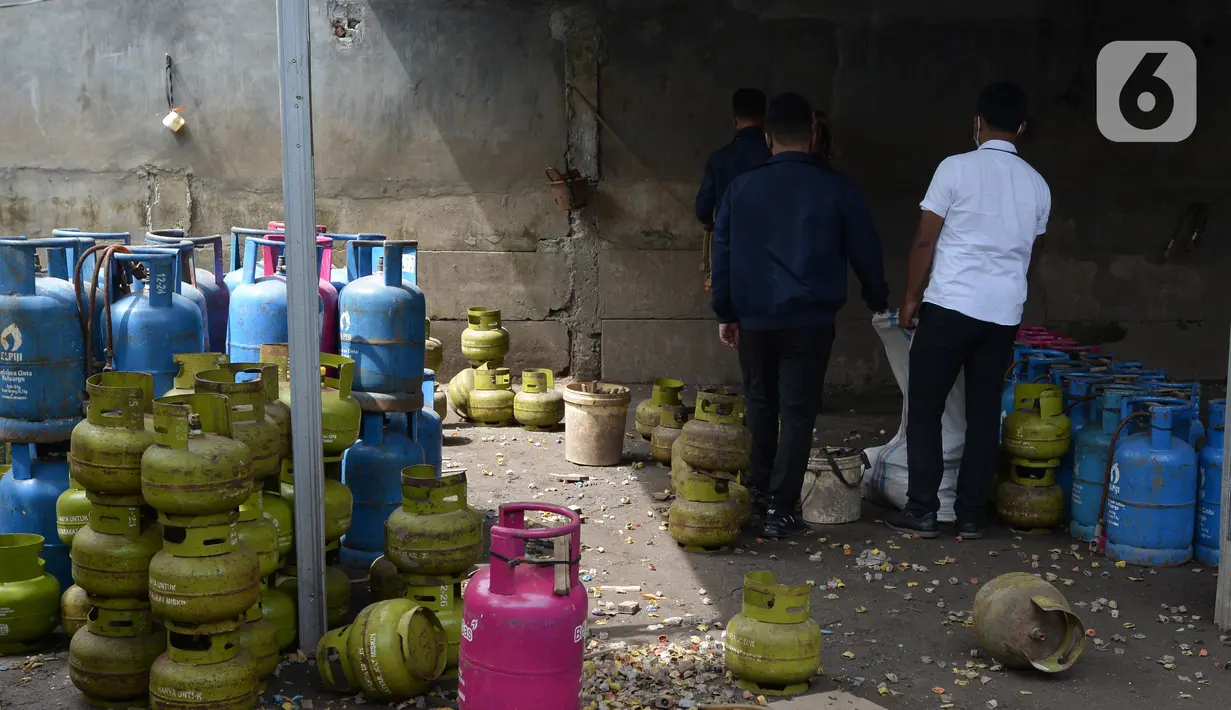 Polisi saat mengamankan barang bukti gas subsidi di Meruya Utara, Jakarta Barat, Selasa (6/4/2021). Dari hasil Penyelidikan polisi berhasil mengungkap tiga tempat pengoplosan gas di wilayah Meruya. (merdeka.com/Imam Buhori)
