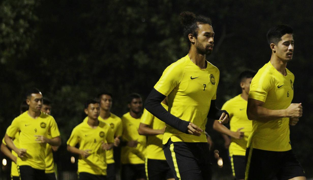 Pemain Timnas Malaysia, La'Vere Corbin-Ong, saat latihan jelang laga kualifikasi Piala Dunia di Lapangan ABC, Senayan, Jakarta, Selasa (3/9). Malaysia akan berhadapan dengan Indonesia. (Bola.com/M Iqbal Ichsan)