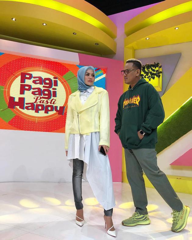 Rekan sesama host acara Pagi-Pagi Pasti Happy, Uya Kuya juga sempat berpose bareng Nikita dengan sosok barunya yang begitu anggun dan menawan./Copyright instagram.com/sry