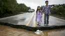 Duar Orang anak saat melihat jalanan yang rusak akibat Tornado yang menyaou bagian kota Texas, Amerika Serikat, Jumat (30/10/2015). Akibat peristiwa sudah lebih dari 20 orang tewas sejak Mei lalu. (REUTERS/Ilana Panich - Linsman)