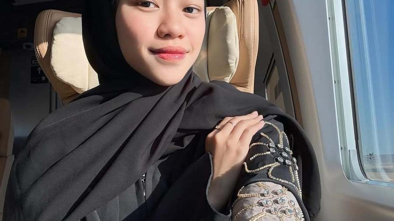 7 Potret Ummi Quary Cantik Pakai Hijab saat Umrah, Beri Kesan Lemah Lembut & Kalem Beda Dari Biasanya