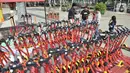 Pengunjung saat menyewa skuter listrik di Pantai Lagoon, Ancol, Jakarta, Rabu (9/10/2019). Pengelola Ancol kini menyediakan penyewaan skuter listrik berbasis aplikasi untuk pengunjung berkeliling kawasan pantai dengan tarif Rp.20.000 per 30 menit. (merdeka.com/Iqbal S. Nugroho)