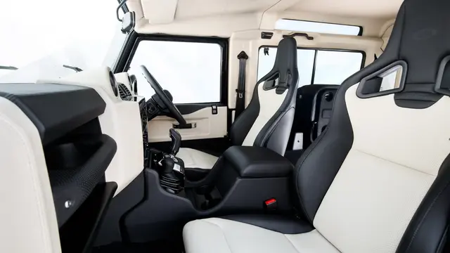 Land Rover Defender Works V8 (Carscoops)