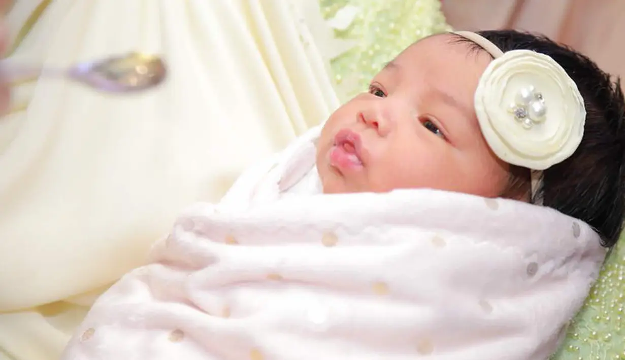 Di awal masa kelahirannya, wajah anak Siti dan Datu Seri Khalid memang tak diperlihatkan di depan umum. Namun sekarang, mereka sudah bersedia untuk berbagi kebahagiaan di media sosial. (Instagram/ctdk)