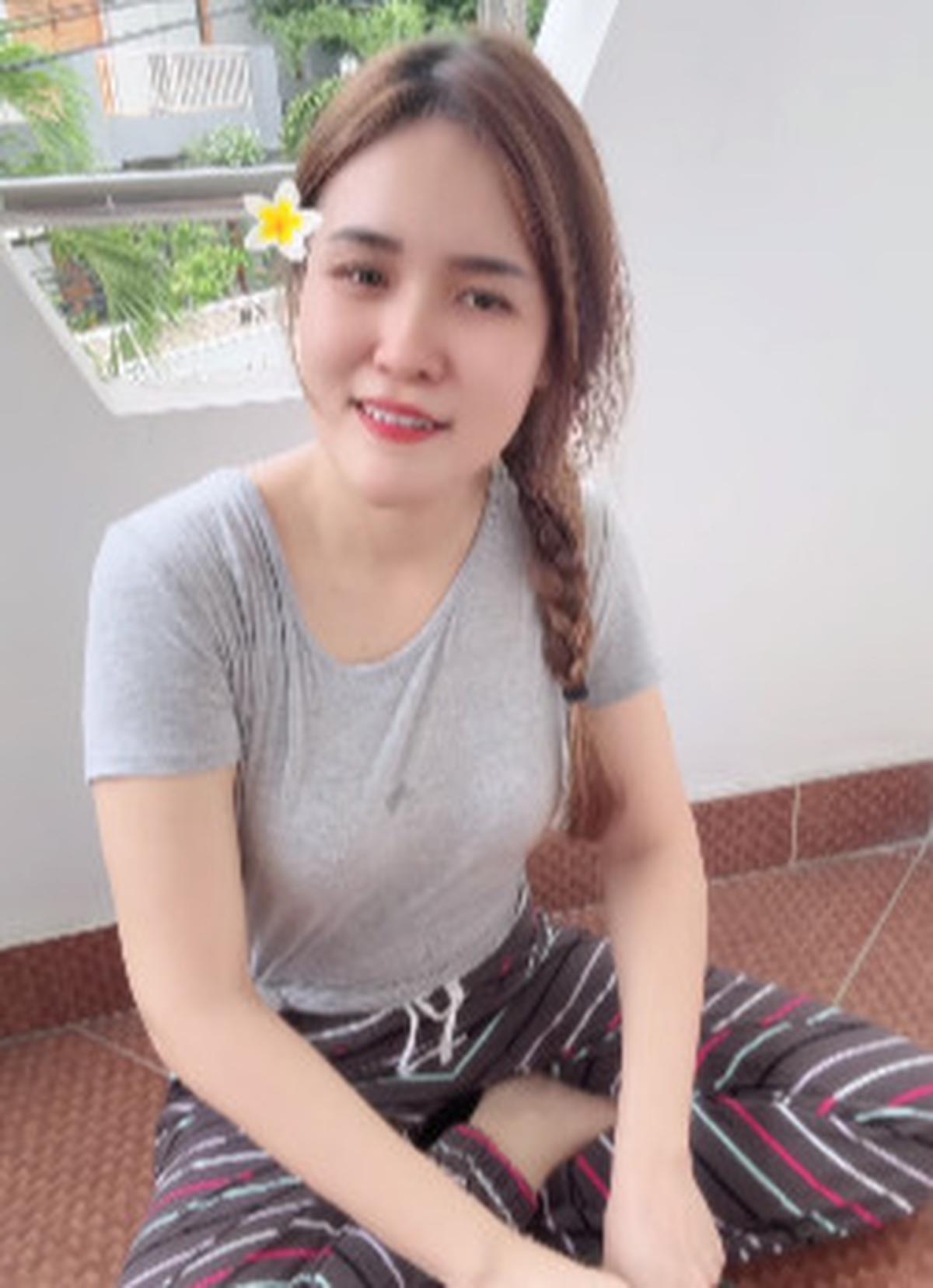 Jessica Wongso Duduk Lesehan Sambil Ngulek Sambal