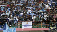 Aksi Brajamusti saat mendukung PSIM di Stadion Sultan Agung, Bantul. (Bola.com/Vincentius Atmaja)