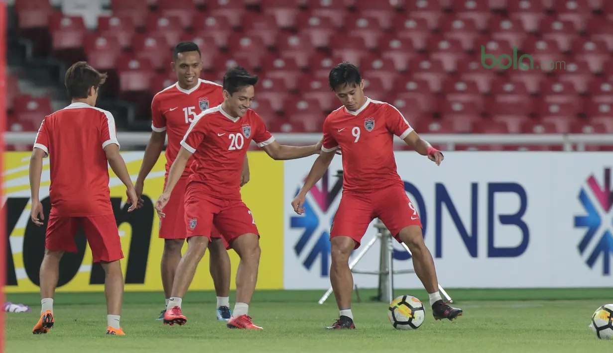 Semangat para pemain JDT saat berlatih di Stadion Utama GBK, Jakarta, (09/04/2018). JDT akan menguji kekuatan Persija Jakarta pada PIala AFC 2018. (Bola.com/Nick Hanoatubun)